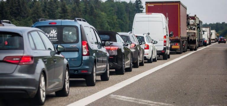 Airbeat One: Kilometerlange Autoschlangen auf Straßen