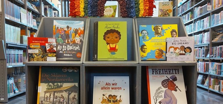 Wismar: Neue Ausstellung im Blauen Haus in der Kinderbibliothek – „People of Color“