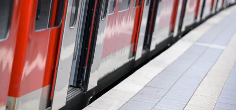 Lokführer rettet Frau vor zudringlichem Mann in Zug