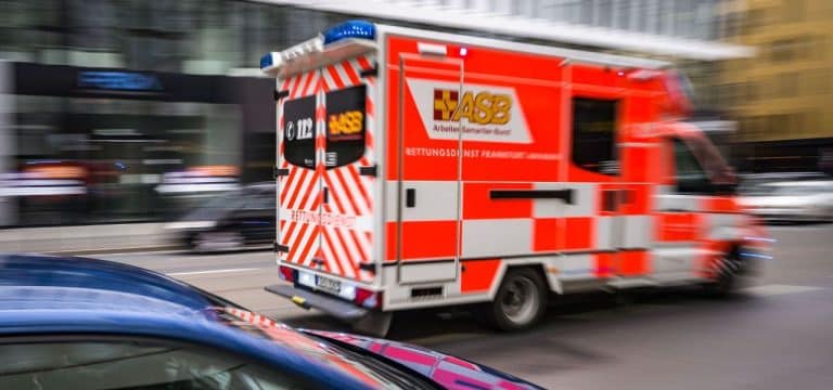 Schwerin: Motorradfahrer nach Unfall in Lebensgefahr
