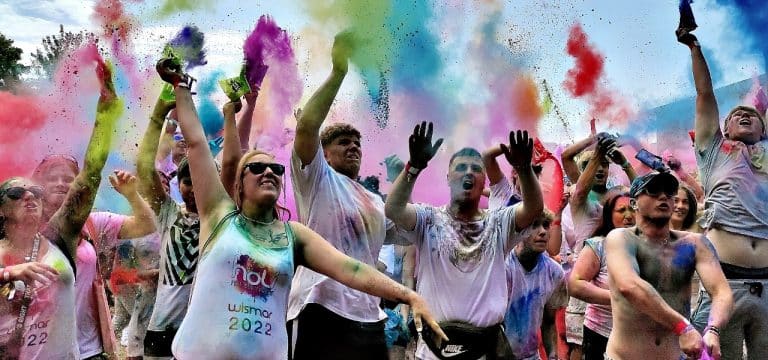 „Holi Wismar“ – Fest der Farben für Frieden, Vielfalt, Demokratie und Respekt