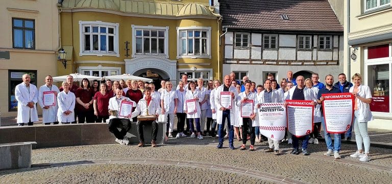 Wismar: Apotheker verabreden sich für gemeinsames Foto mit Symbolwirkung