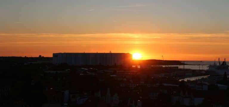Mittsommer über den Dächern von Wismar