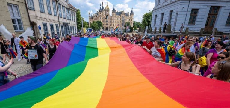 Regenbogenflaggen vor Ministerien: Zeichen der Toleranz
