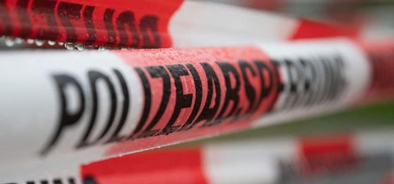 Auto prallt gegen Wagen: Drei Menschen schwer verletzt