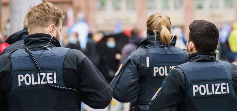 Unbekannte hängen volksverhetzende Texte an Weihnachtsbaum