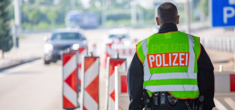 Polizisten bei Kontrolle eines Autofahrers leicht verletzt