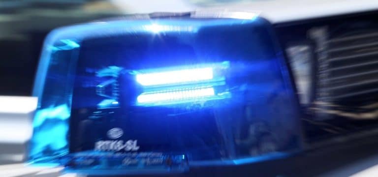 Beleidigungen und Flaschenwurf gegen Polizisten: Festnahmen