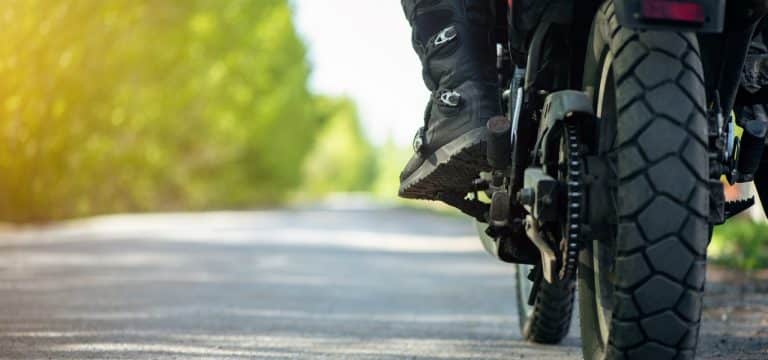 Rostock: Motorradfahrer fährt doppelt so schnell wie erlaubt