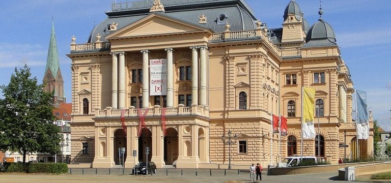 Staatstheater Schwerin nach Qualmentwicklung evakuiert