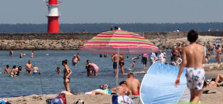 Sonniges Wetter sorgt für gefüllte Strände in MV