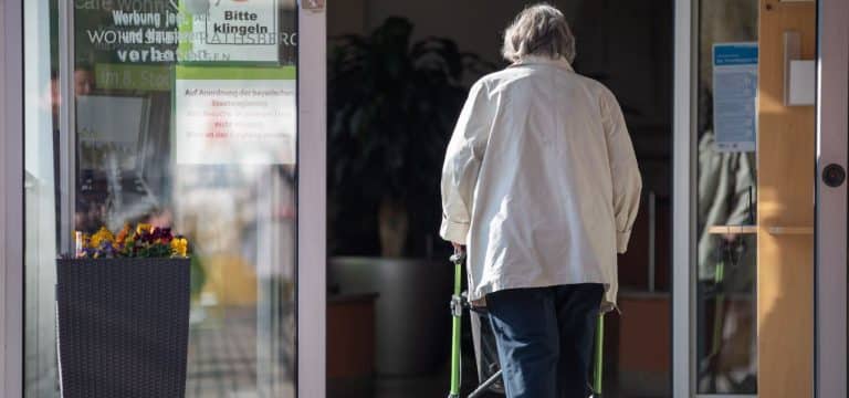 Pflegeheim-Plätze erneut teurer: Zuzahlungen steigen stark