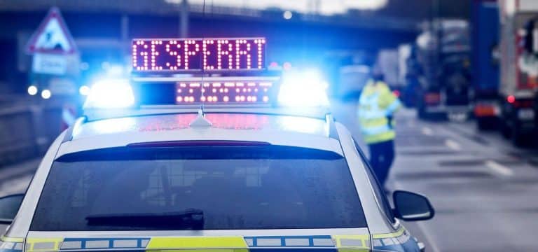 Kröpelin: Unfall mit Paketfahrzeug – 500 Pakete blockieren Autobahn 20