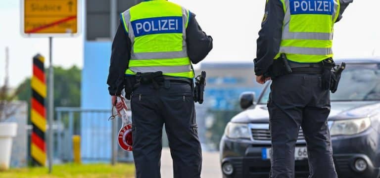 17 geschleuste Migranten und eine Verdächtige gefasst
