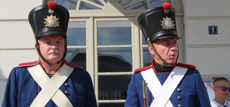 Eine Stadt feiert in blau gelb: Das 23. Schwedenfest in Wismar beginnt