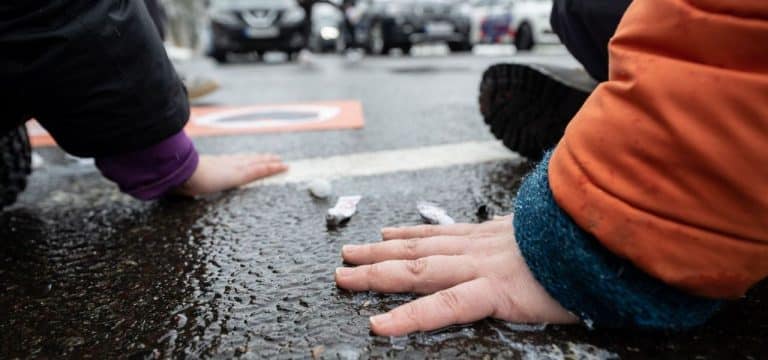 Klimaaktivisten blockieren Straße in Rostock