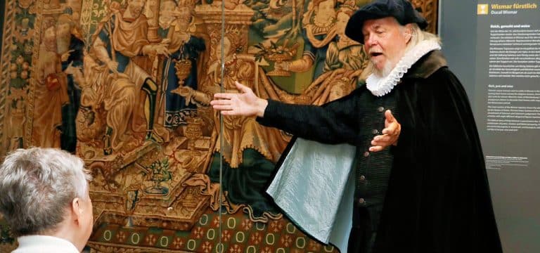 Wismar: Abendliche Kostümführung „Häuser und Highlights“ im „Schabbell“