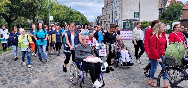 Wismar: Pflegedienste demonstrieren unter Motto „Pflege macht arm“