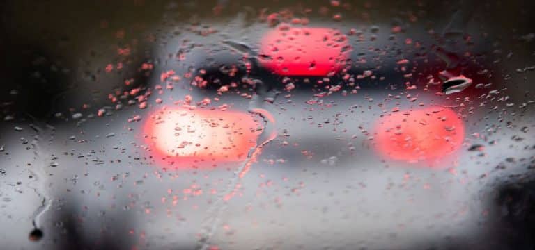 Unterspülung: Drei Meter tiefer Krater in Straße in Schwerin