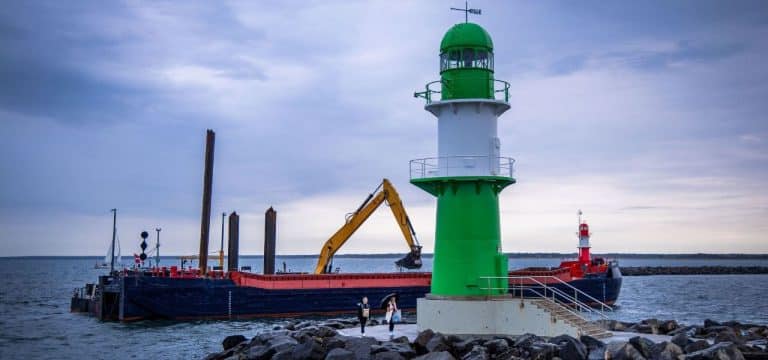Stelzenbagger beendet „Sandfallen-Einsatz“ vor Warnemünde