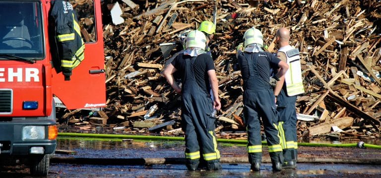 Update: Lokal begrenzter Schwelbrand auf dem Holzplatz bei Egger Wismar