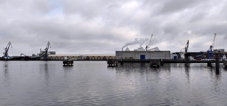 Gewässerverunreinigung im Hafen Wismar