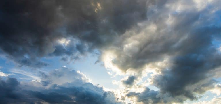 Dunkle Gewitterwolken über Mecklenburg‑Vorpommern: Heute milde Temperaturen und später Auflockerungen