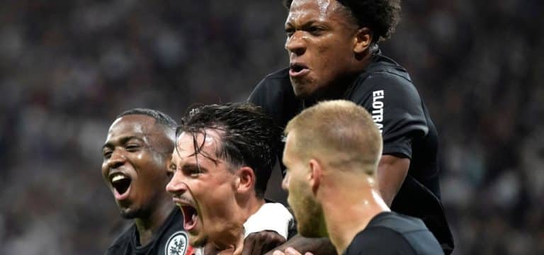 Toppmöller spricht vom Titel: Kochs Power-Kopfball rettet ideenlose Eintracht