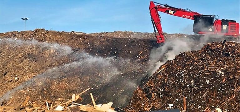 Wismar: Schwelbrand auf dem Holzplatz in RC-Holz-Halde – Keine Verletzten, Brand unter Kontrolle