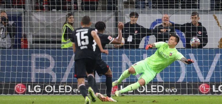 Eintracht repariert wilden Elfmeter-Fehlschuss erfolgreich
