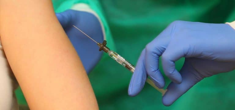 Gegen Corona und Grippe Hausärzte wünschen sich Kombi-Impfung