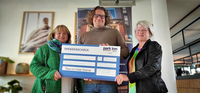 Wismar: Über 1.000 Euro aus Losverkäufen der „Afterwork-Party“ übergeben