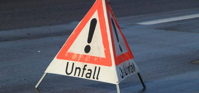 82.000 Euro Schaden nach Unfall: Flucht von Unfallort