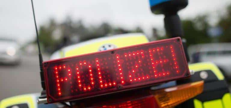 Auto kollidiert mit Straßenbahn: Fahrer flüchtet
