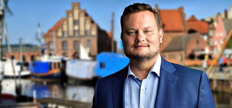 Fraktion Liberale Liste-FDP: Motivbanner für Bauzaun am Alten Hafen in Wismar