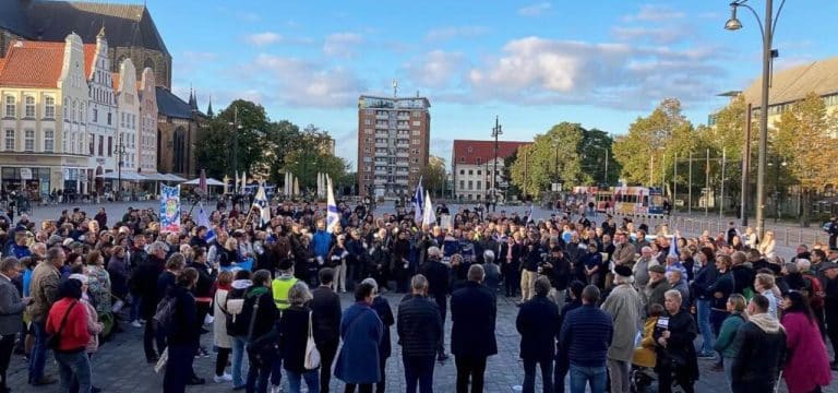 Rostock: Rund 300 Teilnehmer bei Solidaritätsdemo für Israel