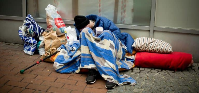 Arbeitsgemeinschaft alarmiert: Zahl der Obdachlosen in Deutschland steigt drastisch