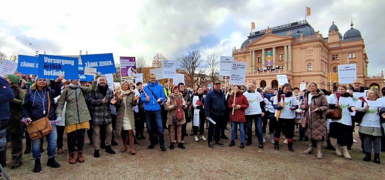 Mediziner und Apotheker protestieren vor Schweriner Landtag