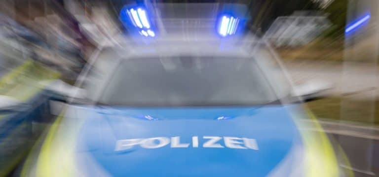 Neukloster: Mann bedroht Rettungskräfte und Polizei mit Säbel