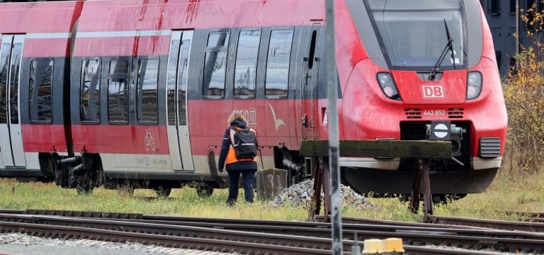Wismar: Mann erzwingt Notbremsung am Bahnübergang