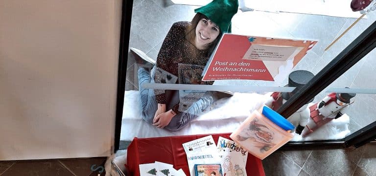 Weihnachtsbriefkasten in der Stadtbibliothek Wismar