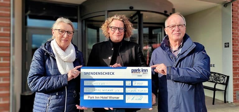 Wismar: Glatte 1.000 Euro aus Losverkäufen an die „Tafel e.V.“ übergeben
