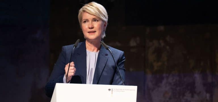 Schwesig zeichnet 36 Menschen mit Ehrennadel des Landes aus