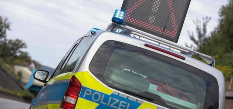 Auto prallt gegen Straßenbahn: Frau verletzt