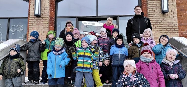 Wismar: Weihnachtsbäume funkeln im Kundencenter, dank der Kita „Spatzenhaus“