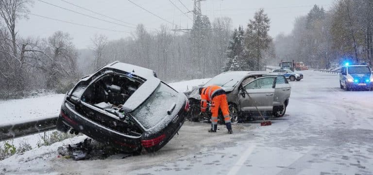Schnee und Eis: Viele Unfälle und mehrere Verletzte in MV