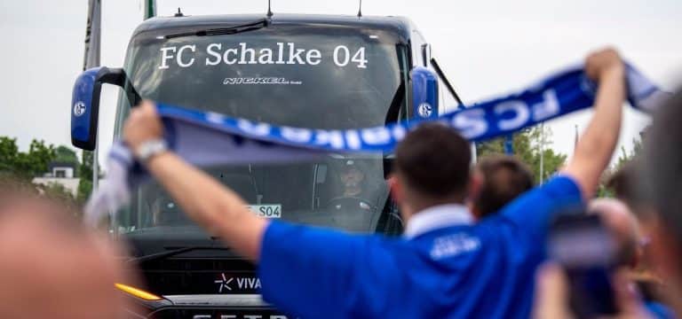 Nach Krawallen bei Hansa Rostock: Schalke rechtfertigt Fan-Transport im Mannschaftsbus