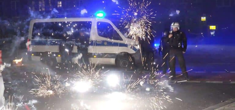 „Massiver Personaleinsatz“: Einsatzkräfte wappnen sich für Silvester-Randalen
