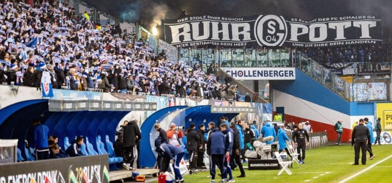 „Sicherheitsbedenken“ in Rostock: Schalke 04 gewinnt nach ewiger Unterbrechung