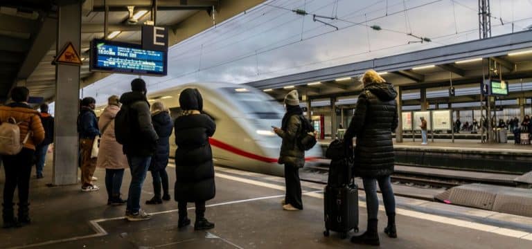 Sturmflut im Norden erwartet: Weihnachtsfest in Gefahr – Sturm „Zoltan“ sorgt für Bahnchaos